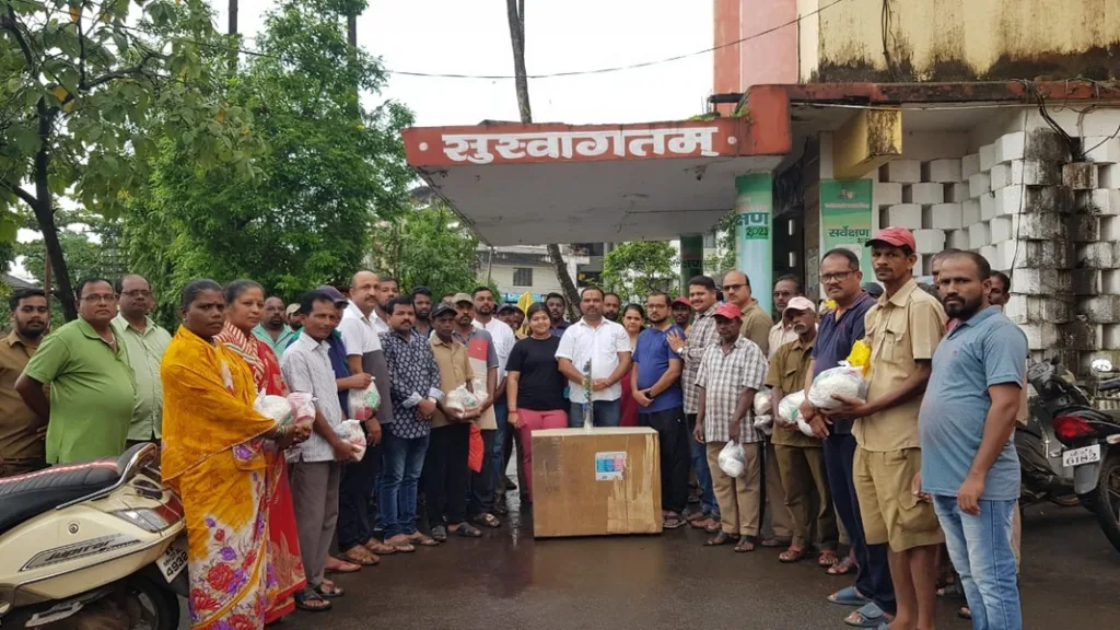 सावंतवाडीत नगरपालिकेच्या कंत्राटी सफाई कामगारांना धान्य वाटप