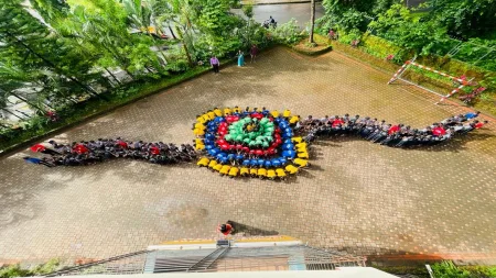 मदर क्वीन्स इंग्लिश स्कूलमध्ये विद्यार्थ्यांनी साखळी करून केली राखी