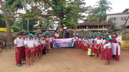 कळसुलकर हायस्कूलच्या विद्यार्थ्यांची एक राखी वृक्ष संवर्धनासाठी