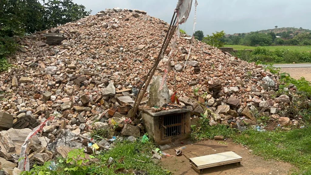 रस्त्यावर प्रत्येककडून दगड अर्पण Offering stones from everyone on the road