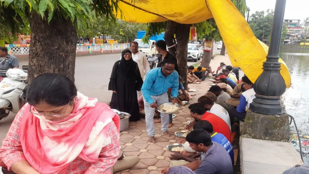 कंत्राटी सफाई कामगारांना सामाजिक बांधिलकीच्या माध्यमातून जेवणाची व्यवस्था