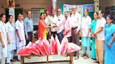 युवा सेनेच्या माध्यमातून निरवडे प्राथमिक आरोग्य केंद्राला उशी वाटप