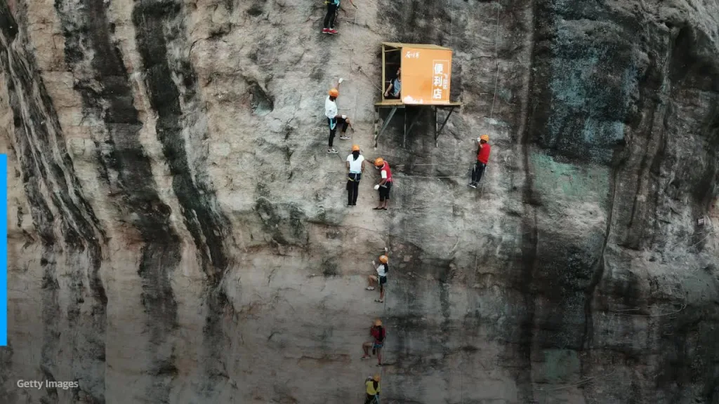 393 फुटांच्या उंचीवरील दुकान Shop at a height of 393 feet