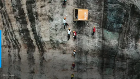 393 फुटांच्या उंचीवरील दुकान Shop at a height of 393 feet