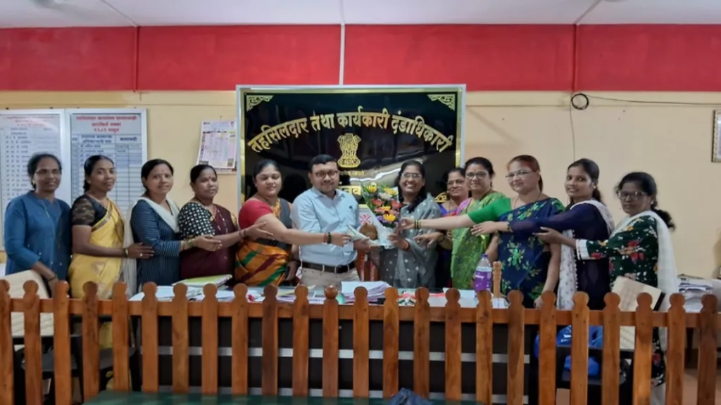 शिवसेना महिला आघाडीने केला सावंतवाडी तहसिलदारांचा सन्मान !