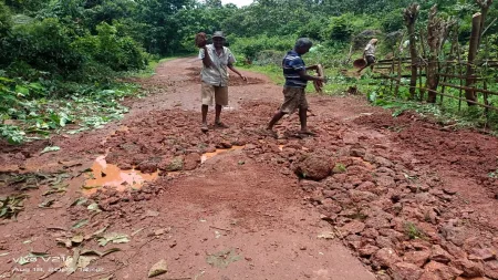 तेंडोली-मुणनकरवाडी रस्त्यावर खड्डे पडून दयनीय अवस्था
