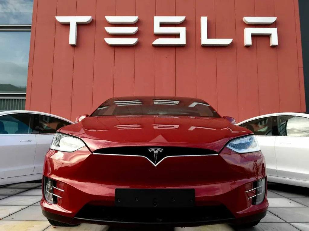 टेस्लाने घेतले पुण्यामध्ये ऑफिस Tesla took office in Pune