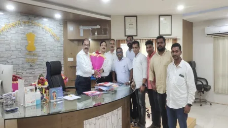 मनसे पदाधिकाऱ्यांनी घेतली नूतन जिल्हाधिकाऱ्यांची भेट