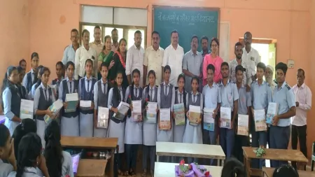 शैलेश परब यांच्या माध्यमातून बँ.खर्डेकर कॉलेजमधील विद्यार्थ्यांना पुस्तक संचाचे वितरण