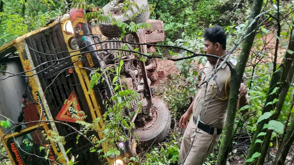 करूळ घाटात डंपर दरीत कोसळून चालक जागीच ठार !