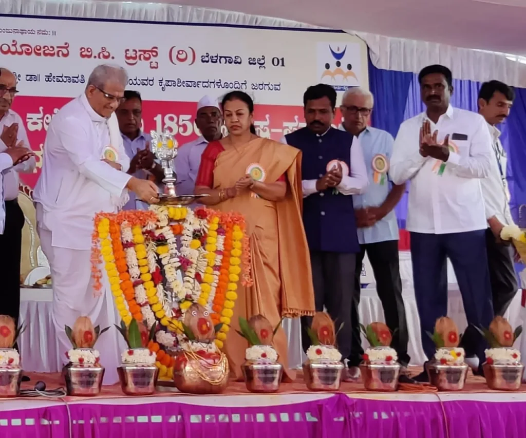 हुंचेनट्टी येथे धर्मस्थळच्या विविध योजनांचे उद्घाटन Inauguration of various schemes of Dharmasthala at Hunchenatti