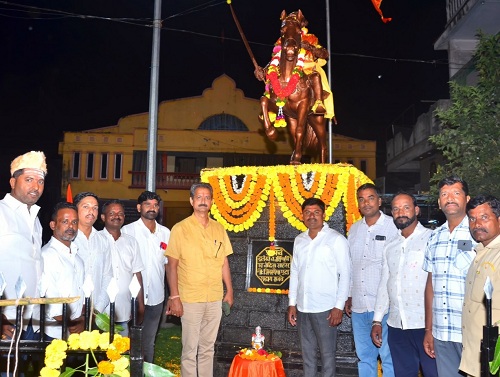 Kolhapur : सांगरूळ ग्रामपंचायत चौकात शिवरायांचा अश्वारूढ पुतळ्याची प्रतिष्ठापना Sangrul Gram Panchayat