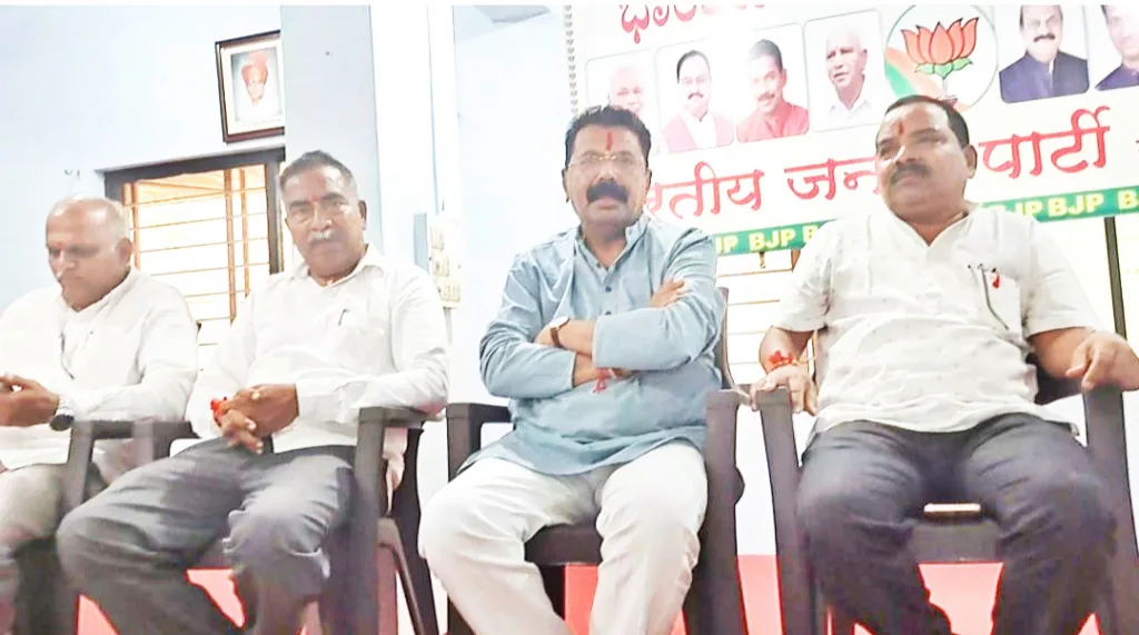 पंडित ओगले यांच्यावर दाखल केलेला गुन्हा त्वरित मागे घेण्यात यावा The case filed against Pandit Ogle should be withdrawn immediately