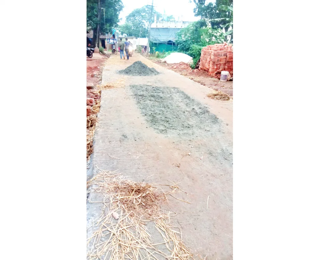 अवघ्या पाच दिवसांत बोकनूर गावातील रस्ता उखडला In just five days, the road in Boknoor village was washed away