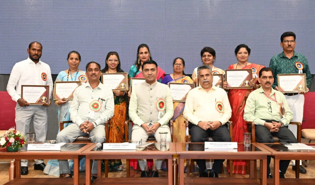 विद्यार्थ्यांबरोबरच शिक्षकांचीही समीक्षा Reviews of students as well as teachers