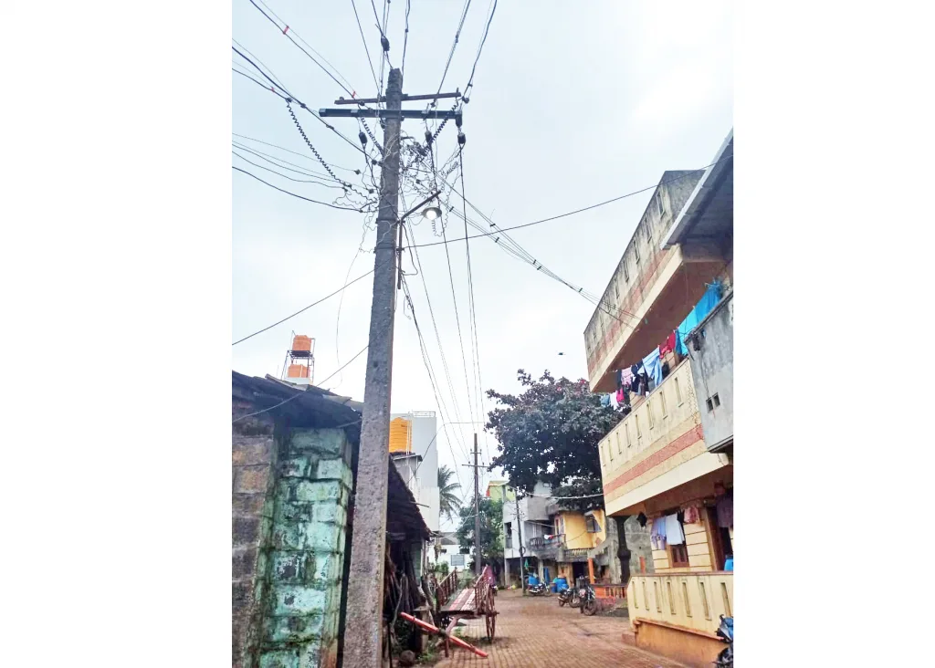 कंग्राळी बुद्रुक येथे दिवसभर विद्युत दिवे सुरू Electric lights are on all day at Kangrali Budruk