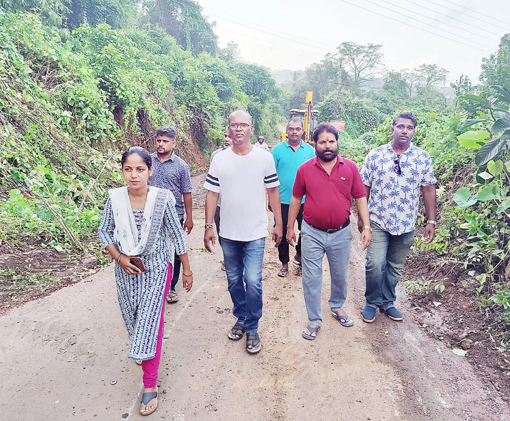 काणकात रस्त्याच्या बाजूला कचरा टाकणाऱ्यांविरुद्ध दंडात्मक कारवाई Punitive action against roadside litterers in Kanak