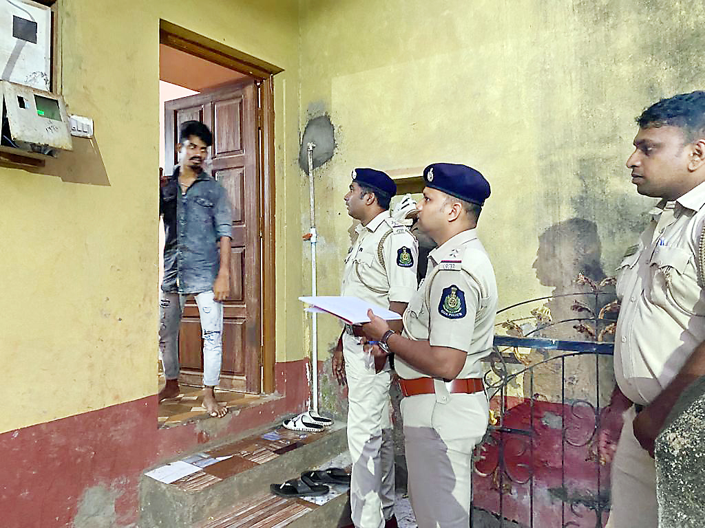 ओर्डा कांदोळी येथे कळंगूट पोलिसांकडून भाडेकरूकडून सी फॉर्मची तपासणी Inspection of C Form from Tenant by Calangute Police at Orda Kandoli