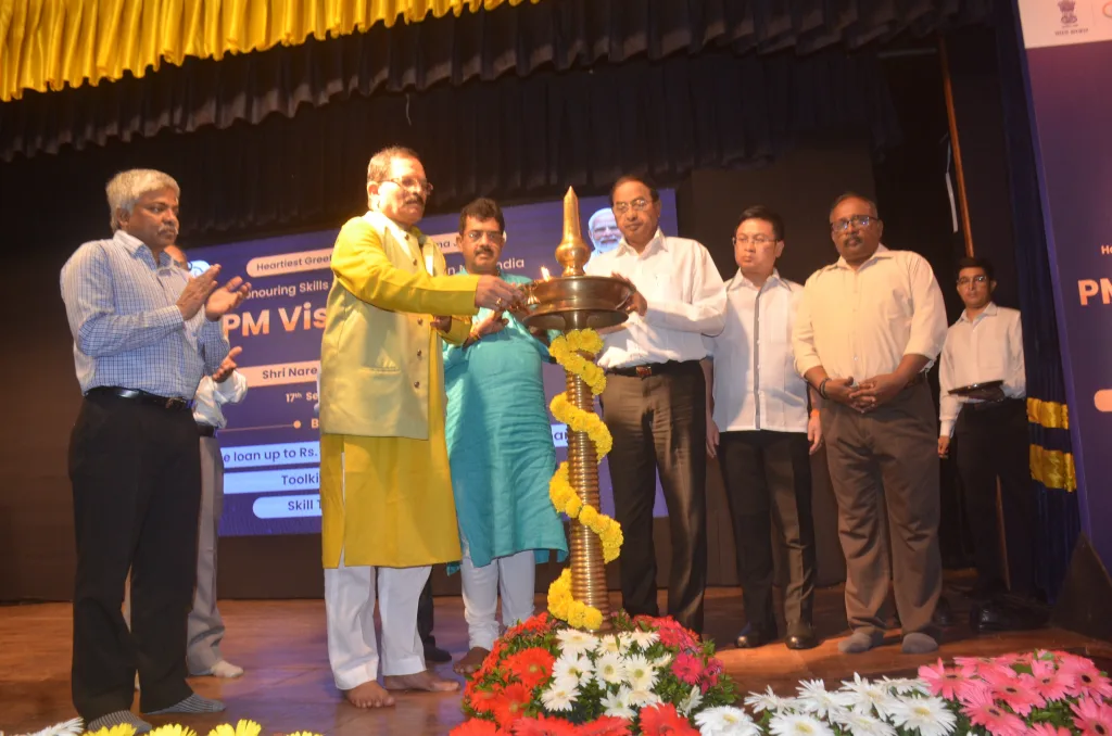 पारंपरिक कारागिरांना प्रोत्साहन देणारी विश्वकर्मा योजना Vishwakarma scheme to promote traditional artisans