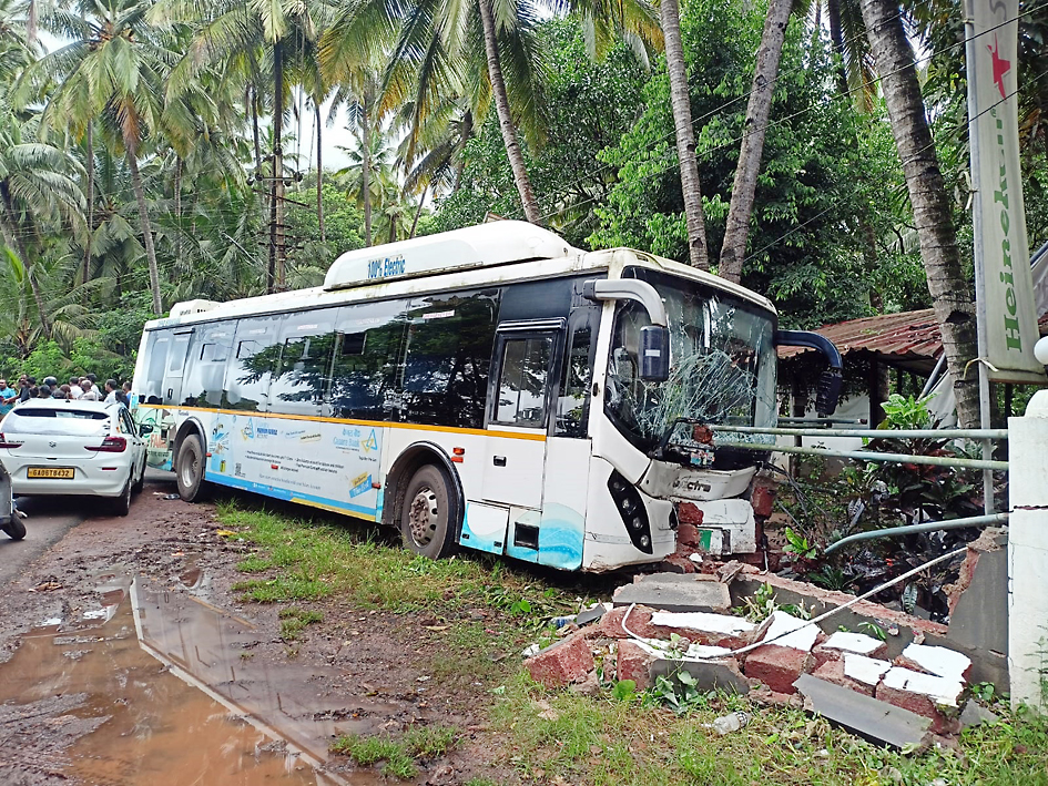 चिखलीत कारला वाचवताना कदंब बसला अपघात Kadamba met with an accident while saving the car in the mud