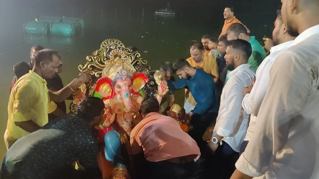 सार्वजनिक गणेशमूर्तींचे थाटात विसर्जन