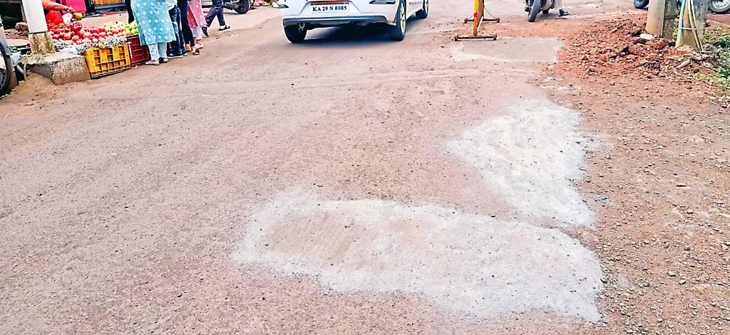 तात्पुरत्या मलमपट्टीतून डोळेझाक करण्याचा प्रयत्न Attempting to cover the eyes with a temporary bandage