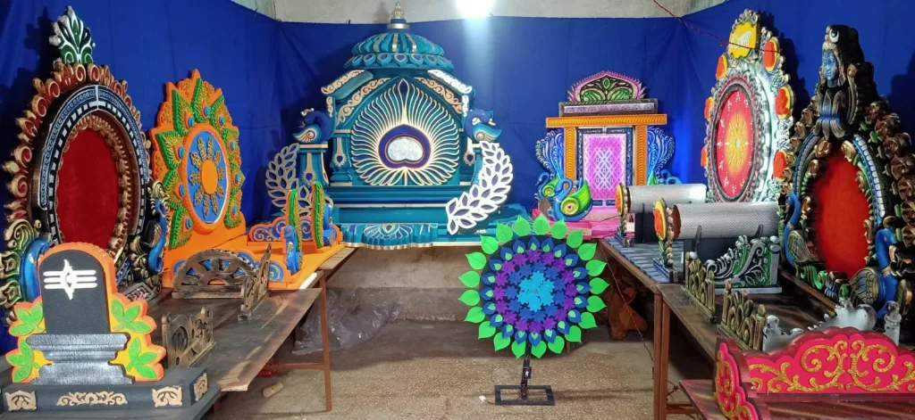 आकर्षक मखर वेधताहेत गणेशभक्तांचे लक्ष The attention of Ganesha devotees is attracted by the attractive Makhar Vedhata