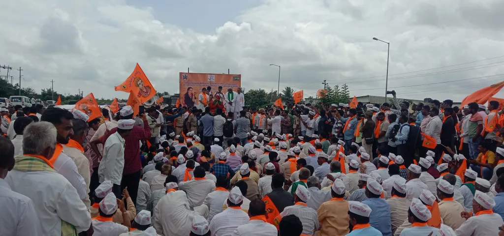 आरक्षणासाठी लिंगायत बांधवांचा ठिय्या Lingayats' stand for reservation