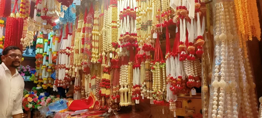 The attraction of diverse decorative materials