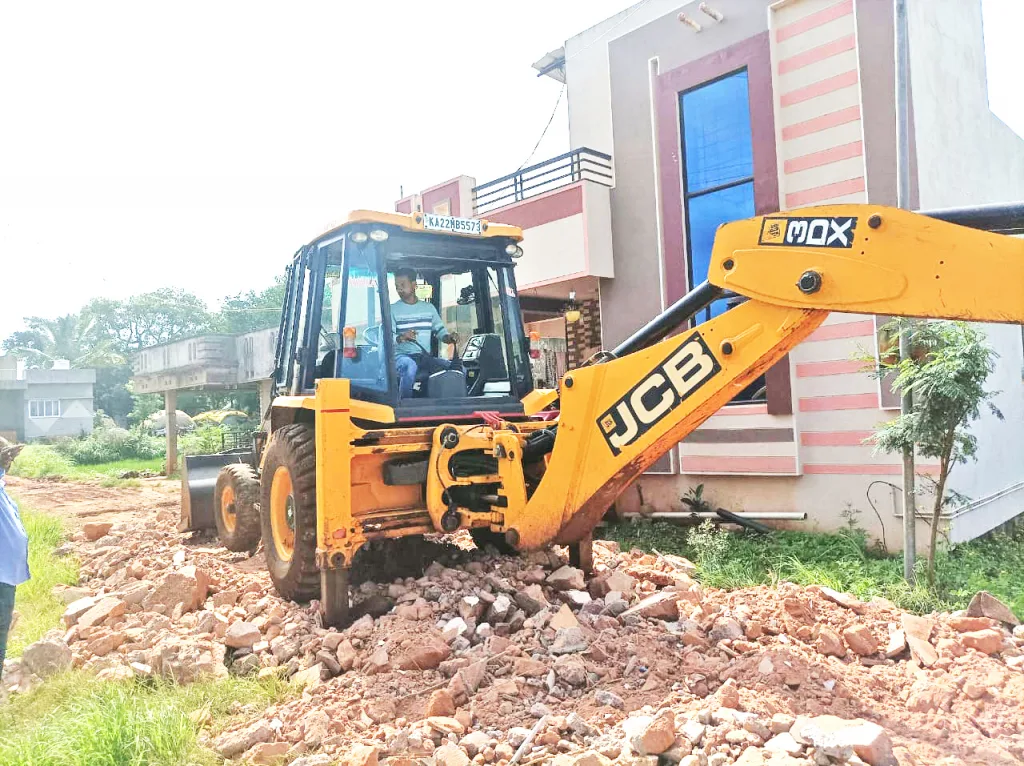 Temporary paving of road in Kangrali Budruk : Road smooth for traffic