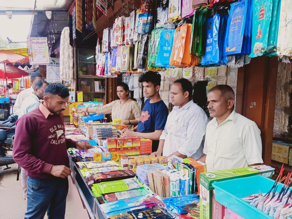 Fruits and flowers bloom in the market