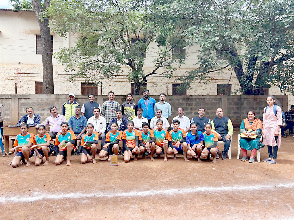 तालुका कबड्डी स्पर्धेत बालिका आदर्शला दुहेरी मुकुट Double crown for Adarsh girl in Taluka Kabaddi Tournament