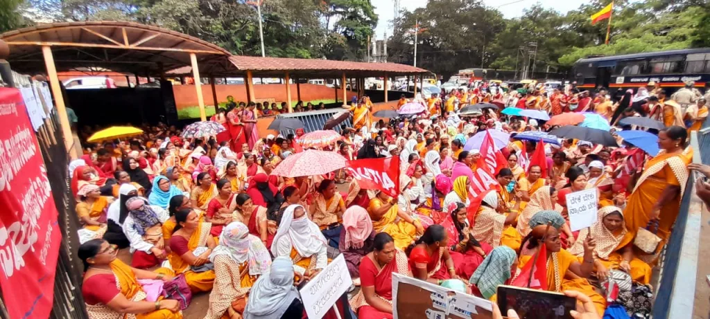 सरकारी एलकेजी-युकेजीविरोधात अंगणवाडी सेविकांचे आंदोलन Anganwadi workers protest against government LKG-UKG