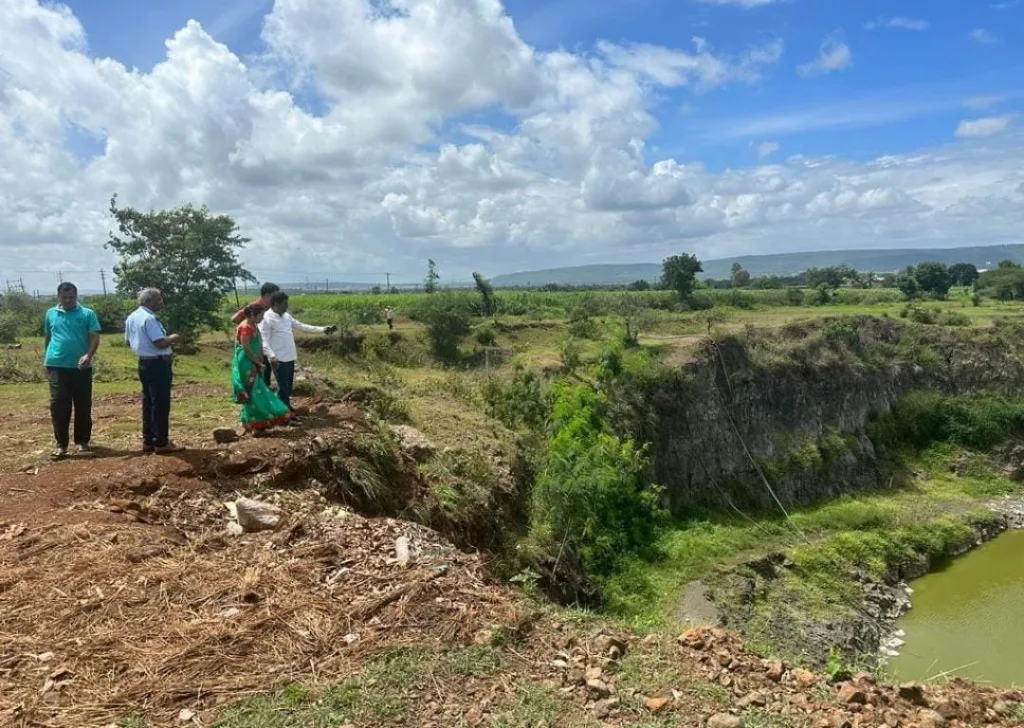 Garbage in the airport area poses a threat to aircraft traffic