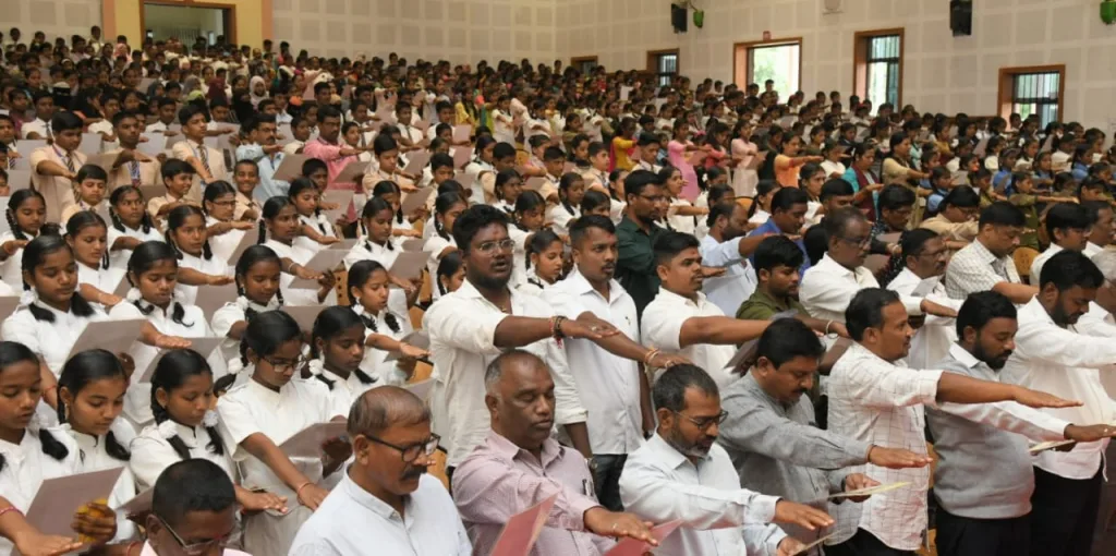 संविधानाच्या प्रस्तावनेचे सामूहिक अभिवाचन Mass reading of the Preamble to the Constitution