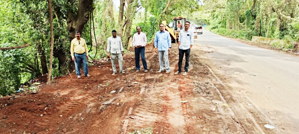 Garbage dumps near Belgundi split on Belgaum-Vengurla route removed