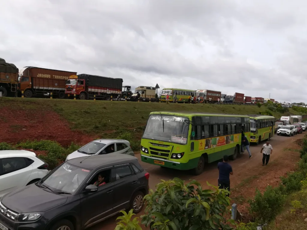 क्रेन उलटल्याने महामार्ग एक तास ठप्प The highway was blocked for an hour due to the overturning of the crane