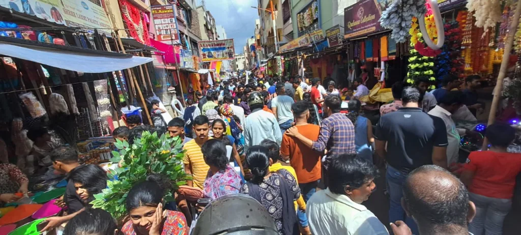 गणेशोत्सव दारात; खरेदी जोरात! Ganeshotsav at the door; Buy loud!