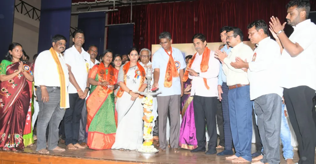 विश्वकर्मा समुदायाने शिक्षणाची कास धरावी : सतीश जारकीहोळी