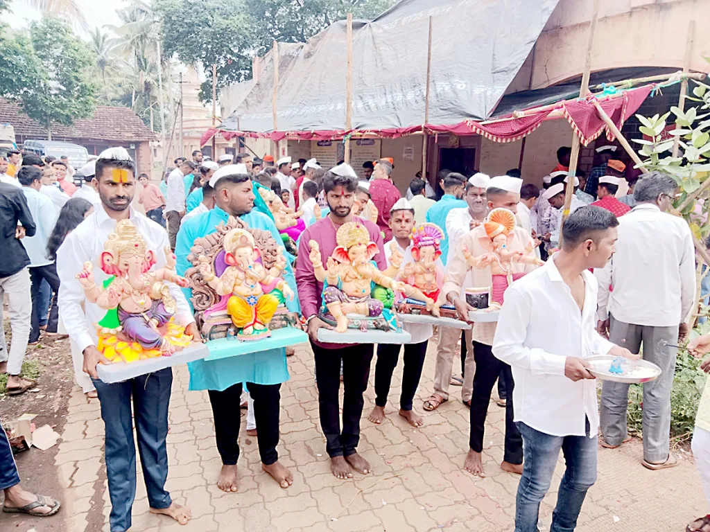 मोरयाच्या जयघोषात पूर्व भागात बाप्पांचे स्वागत Bappa's reception in the eastern part with the shouts of Moraya
