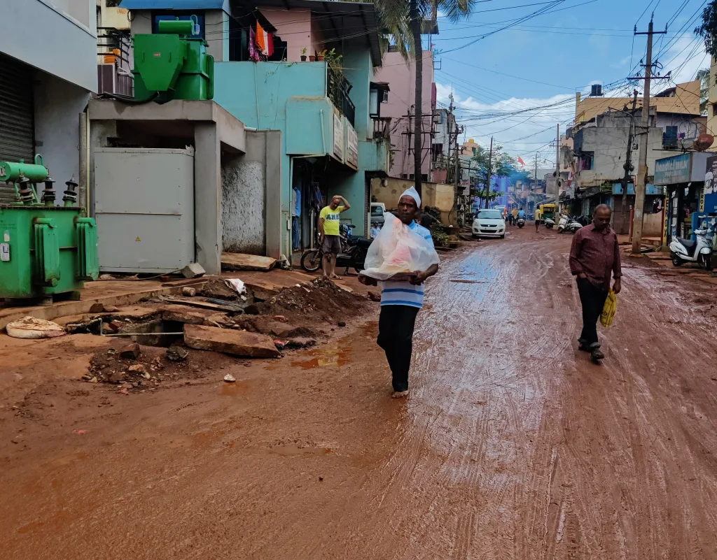 चिखलातून वाट काढत गणरायाचे स्वागत Welcoming Ganaraya making his way through the mud