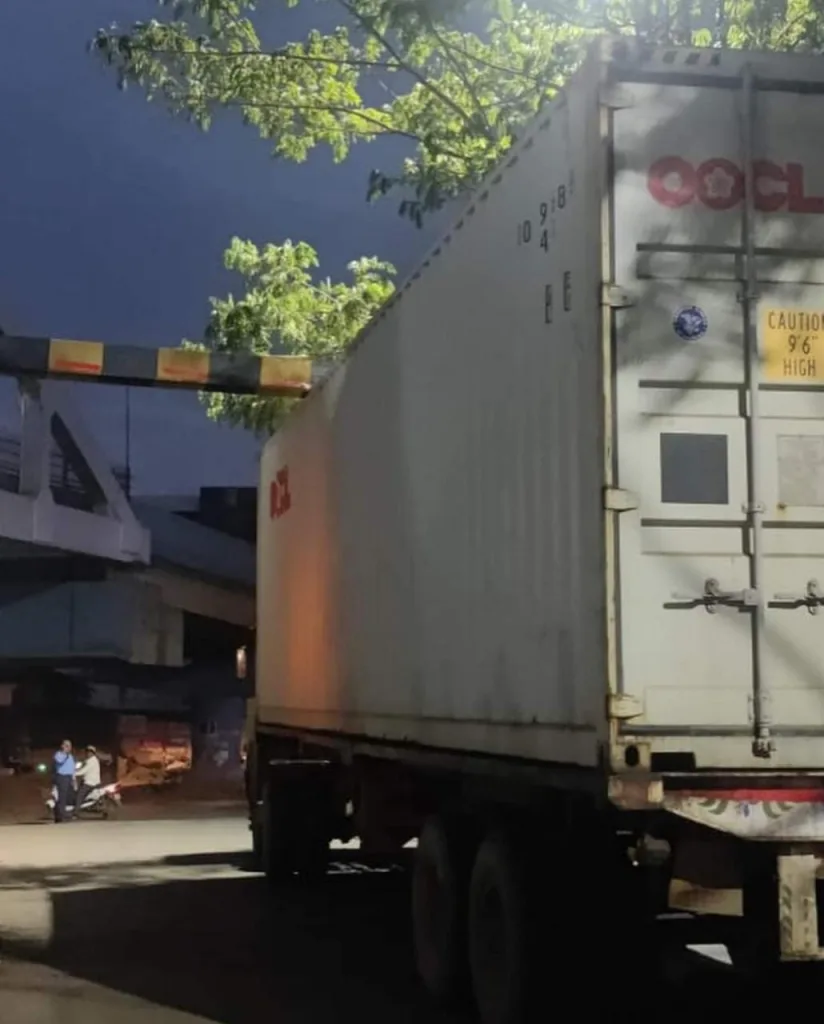 A truck stuck in an iron arch