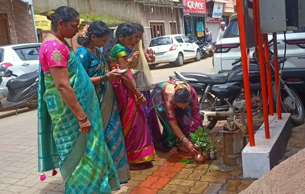 घरोघरी गौराईचे सोनपावलांनी आगमन Gourai's son-in-laws arrive from house to house