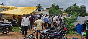 प्रशासनाचा आदेश धुडकावून भरविला जनावरांचा बाजार The animal market was filled in defiance of the order of the administration