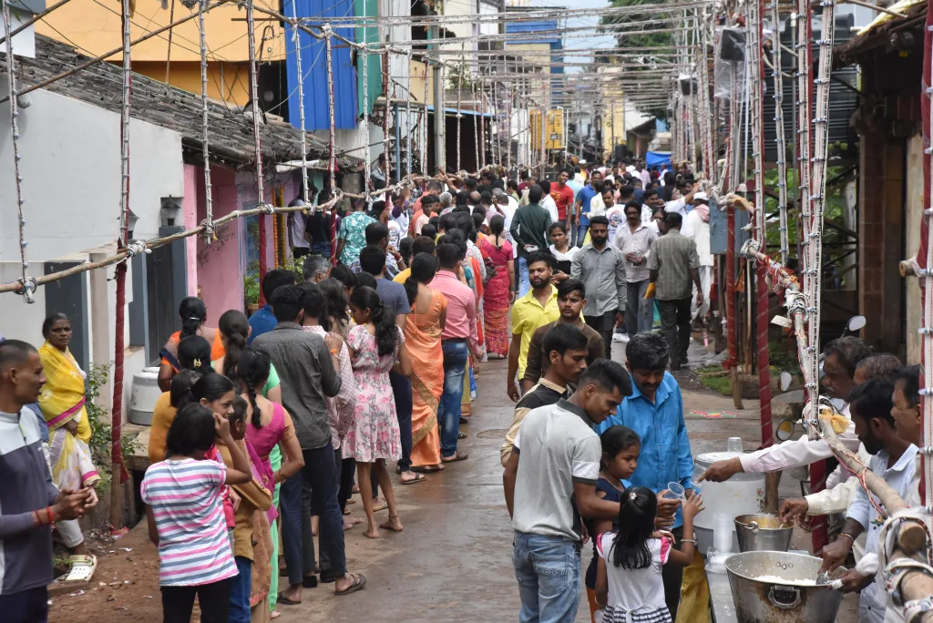 विविध ठिकाणी गणहोम-महाप्रसाद वितरण Distribution of Ganahome-Mahaprasad at various places