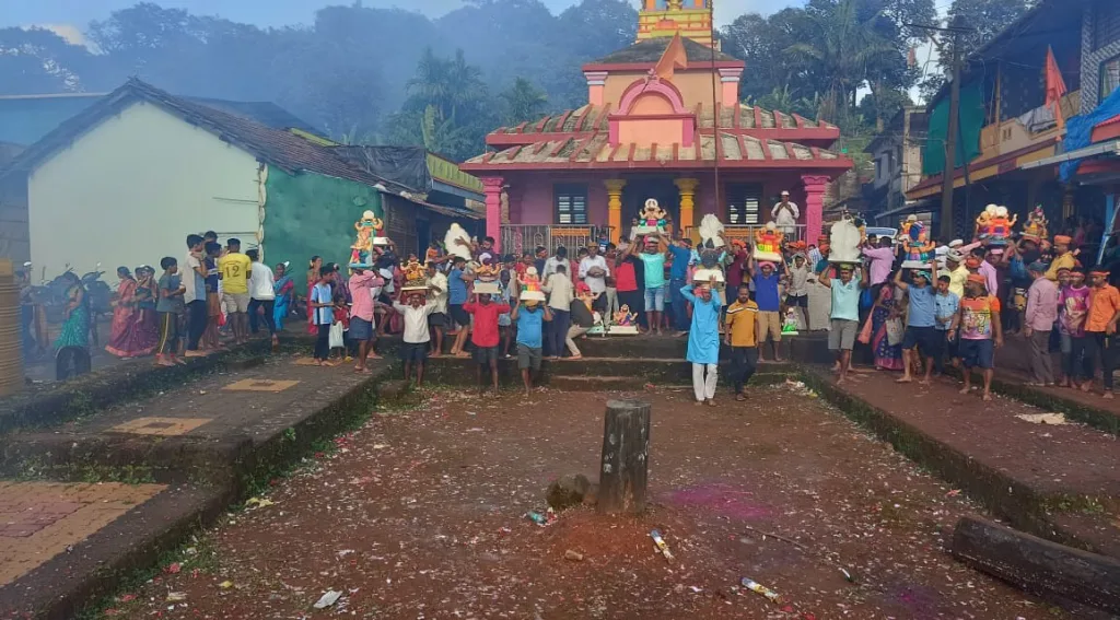 Farewell to Bappa in Kankumbi area with devotion