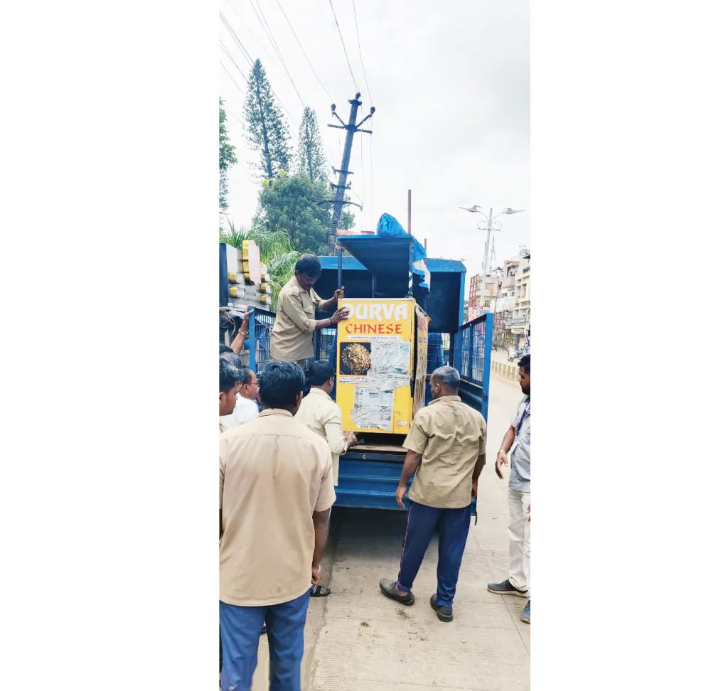 एसपीएम रोडवरील खोकी हटविली Box on SPM Road removed