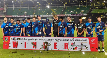 तिसऱ्या सामन्यात 7 गडी राखून मात करत मालिकेत विजय Winning the series by 7 wickets in the third match