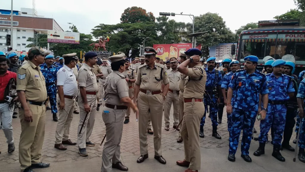 सर्वत्र कडेकोट पोलीस बंदोबस्त Strict police presence everywhere