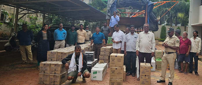 प्लायवूडच्या नावाखाली दारुची वाहतूक Liquor transport under the guise of plywood